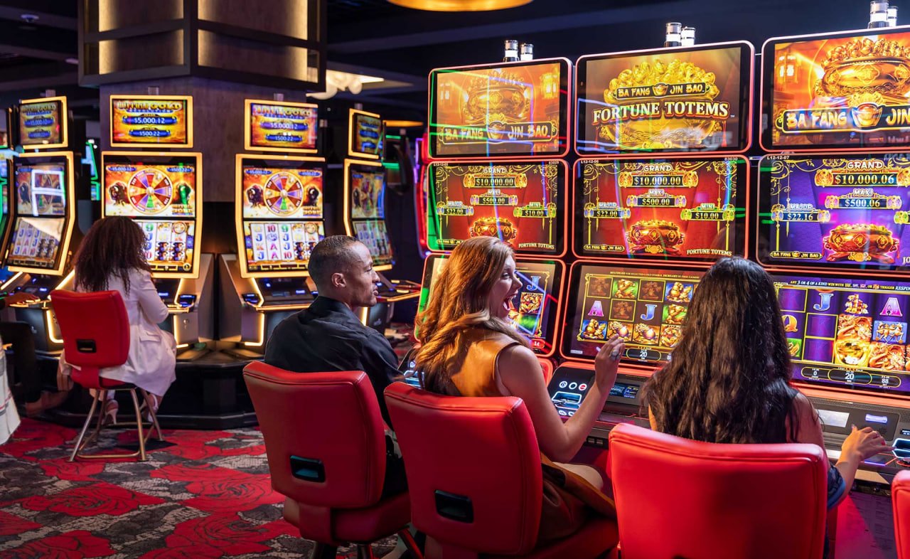 Lucky Twins live dealer card game layout with two player seats and dealer position at epictoto login